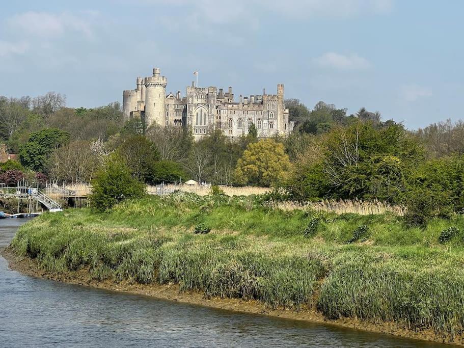 Quirky 1 Bedroom Barn On The River In Arundel Exterior photo